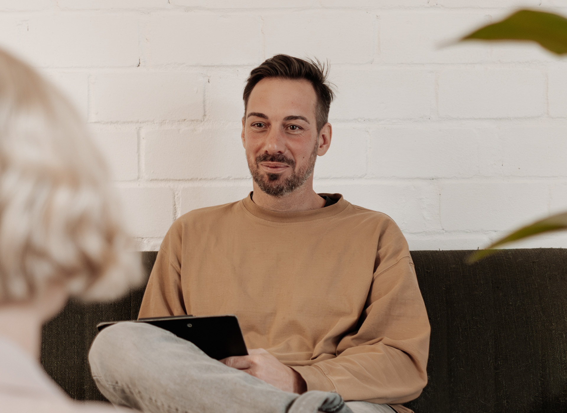 Einzelcoaching zur Selbstrealisierung Coach Ben im Gespräch mit einer Teilnehmerin – persönliche Begleitung im Coaching